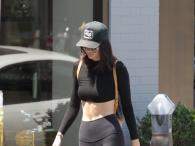 Kendall Jenner odsłoniła płaski brzuch